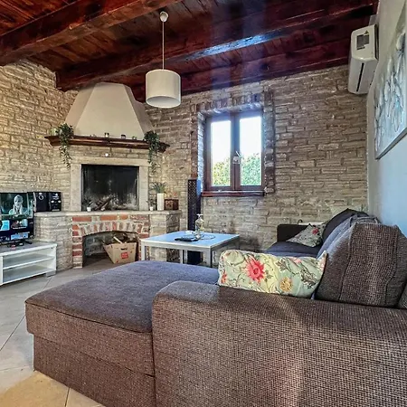 Prázdninový dům Cozy Home In Cabrunici With Wifi *
