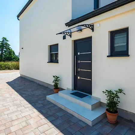 2 Bedroom Beautiful In Vodnjan