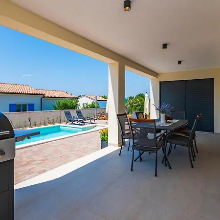2 Bedroom Beautiful In * וודניאן